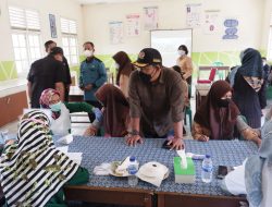 Sambil Nunggu Antri BLT, Warga BayLen Disuntik Vaksin