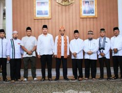 Ustadz Abdul Somad Pakai Peci dan Syal Terbuat dari Gambo Muba