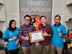 Ketua PD IWO Muba Memberikan Penghargaan Kepada Kanit Pidsus IPDA Joharmen SH MSi