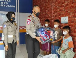 Berbagi Kasih, Kasat Lantas Polres Muba Santuni Anak – anak Pemulung