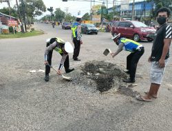 Polri Presisi, Demi Kenyamanan Pengendara Satlantas Polres Muba Lakukan Penambalan Jalan Secara Mandiri
