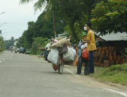 Giat Bagi-Bagi Bansos: Ketua IWO Muba Riyan SyahPutra Bergerak Menyusuri Kota Sekayu