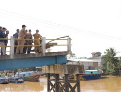 Pj Apriadi Perbaiki Jembatan, Cek Harga Sembako Hingga Borong Sayur untuk Warga Lalan