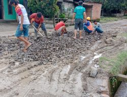 Akses Jalan Rusak, Pemdes Sindang Marga bersama Warga Perbaiki Jalak Rusak