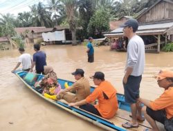 Kadis DPUCKTRP Mendampingi Bupati Musirawas, Meninjau Banjir