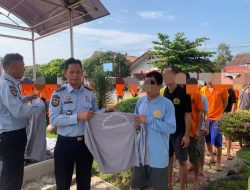 Lapas Sekayu Bagikan Baju Dis untuk Warga Binaan