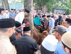 Pj Bupati Apriyadi Antar Langsung Mendiang Wakil Ketua Baznas Muba ke Pemakaman