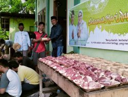 Patuhi Himbauan Pj.Bupati Muba Panitia Bagikan Daging Kurban Tanpa Kantong Plastik