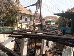 Satu Rumah warga hangus terbakar , diduga Api berasal dari percikan salah satu tiang listrik