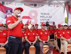Antuasias Masyarakat Saksikan Lomba Panjat Pinang Di Muba