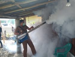 Cegah Merebaknya Demam Berdarah Camat Karang Jaya & Puskesmas Lakukan Fogging Kerumah Warga