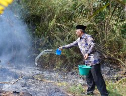 Bawa Air Seadanya, Pj Bupati Apriyadi Padamkan Titik Api