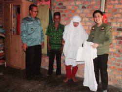 Usai dapat bedah rumah, ibu Suhada dapat hadiah Mukenah dari PJ Bupati Apriyadi Mahmud
