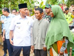 Apriyadi Boyong Bahan Bangunan ke Jirak Jaya, Perbaiki Rumah Sumarji