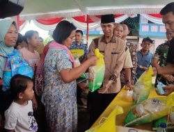 Giliran Warga Lais Serbu Paket Sembako Murah