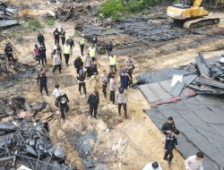 Polres Muba Polda Sumsel Menutup lokasi penyulingan minyak ilegal di Sanga Desa