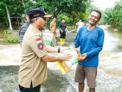 Debit Air Makin Tinggi, Jalan Penghubung di Dusun Pj Bupati Apriyadi Amblas