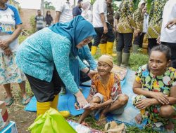 Kolaborasi Para Ibu-Ibu Gelontorkan Puluhan Paket Sembako