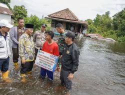 Tomi Gembira Dibangunkan Rumah oleh Pj Bupati Apriyadi
