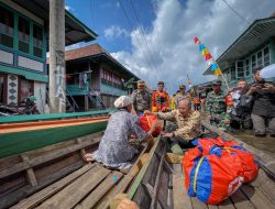Susuri Banjir, Pj Bupati Apriyadi Door to Door Bagikan Sembako di Rantau Kroya