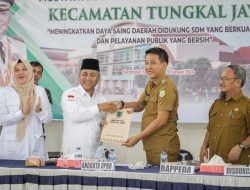Pj Bupati Apriyadi Turun Langsung Mentori Perangkat Desa di Tungkal Jaya