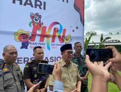 Bupati PALI Dr. Ir. H. Heri Amalindo. M.M Menyerahkan Piagam Penghargaan Kepada Organisasi Pers di Hari Pers Nasional HPN 2024