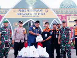 Tinjau Pos Pengamanan Lebaran Camat Bayung Lencir M Imron SSos MSi,Bukber dan Serahkan Bingkisan ke Petugas