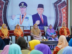 Senyum Ibu-ibu Pengajian Terima Bingkisan dari DWP Muba Jelang Lebaran