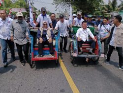 Diiringi Ribuan Masa HJ.Suwarti Dan H.Thamrin Hasan Naik Becak Daftar Ke KPU