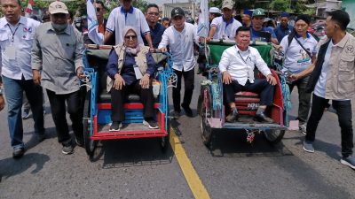 Diiringi Ribuan Masa HJ.Suwarti Dan H.Thamrin Hasan Naik Becak Daftar Ke KPU