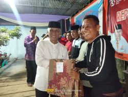 H.Rustam Efendy menyerahkan hadiah pemenang lomba gaplek 