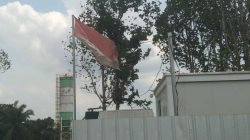 Diduga Abaikan Kehormatan Simbol Negara, Batching Plant HK SIS di Muba Biarkan Bendera Merah Putih Robek Berkibar